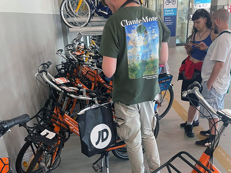 toeristische bezoekers huren deelfiets